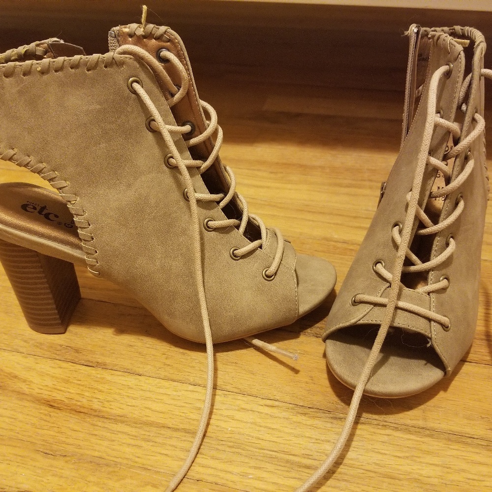 NWOT lace up peep toe block heel